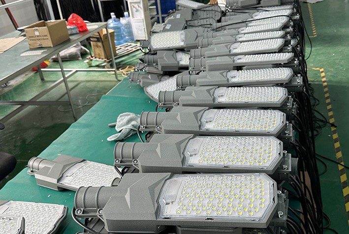 4米76直桿海螺臂新款四面廣角市電款50瓦